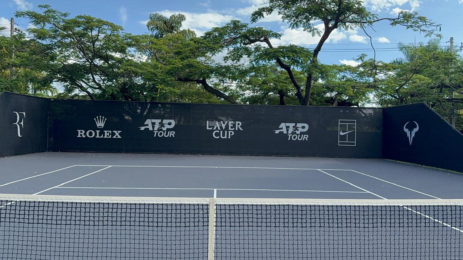 Fundo de quadra em tela preta com as marcas Rolex, ATP Tour, Laver Cup e Nike aplicadas