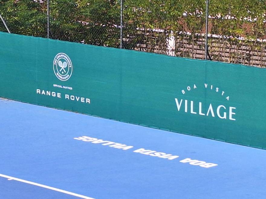 Detalhe da tela com selo de parceiro oficial Wimbledon e marca Range Rover.