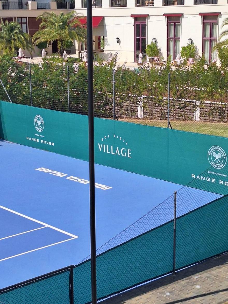 Quadra do Boa Vista Village com tela de fechamento e marca do empreendimento.