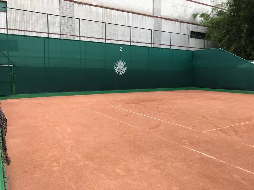Detalhe do escudo do Palmeiras aplicado na tela de fechamento.
