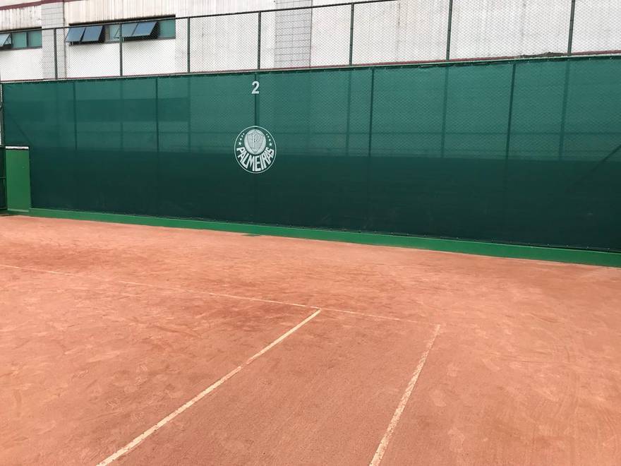 Fundo da quadra 2 com tela verde, escudo do clube e numeração aplicada.