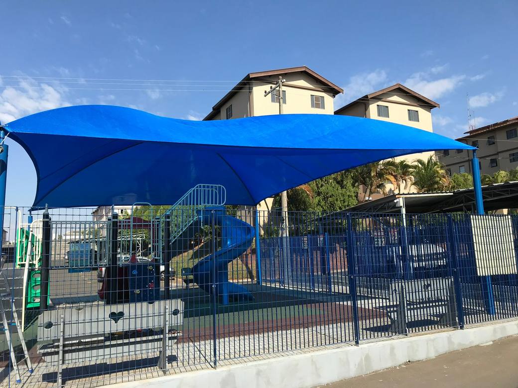 Cobertura de sombreamento finalizada sobre o playground, vista lateral