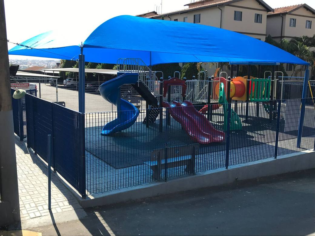 Playground totalmente coberto pela tela, vista ampla com o parquinho por baixo